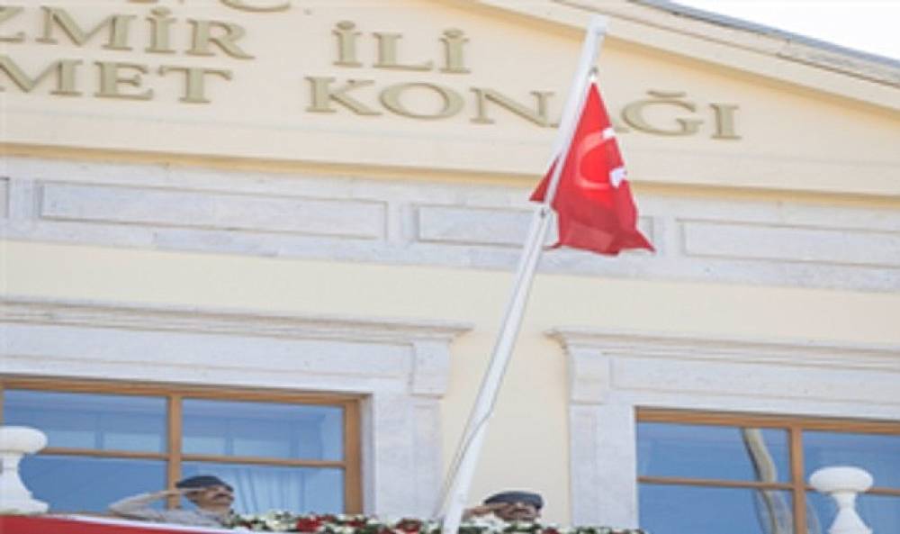 104 Yıl Sonra Aynı Gurur: T&uuml;rk Bayrağı İzmir&rsquo;de Yeniden G&ouml;ndere &Ccedil;ekildi