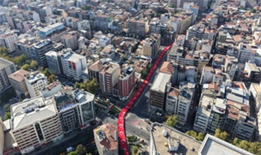 İzmir&rsquo;de 250 Metrelik Bayrakla 104 Yıllık Zafer Y&uuml;r&uuml;y&uuml;ş&uuml;