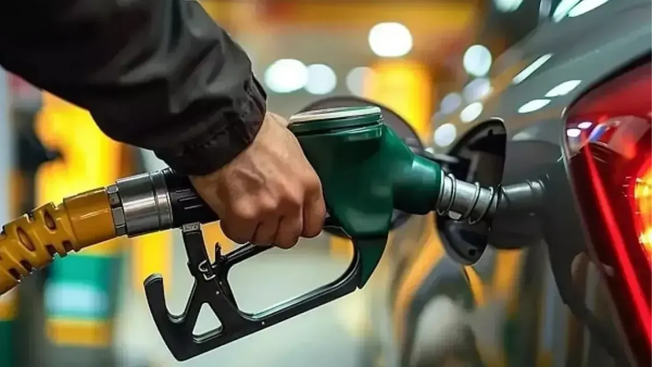 Akaryakıta yeni zam: Benzin ve motorin fiyatları 50 lirayı aştı