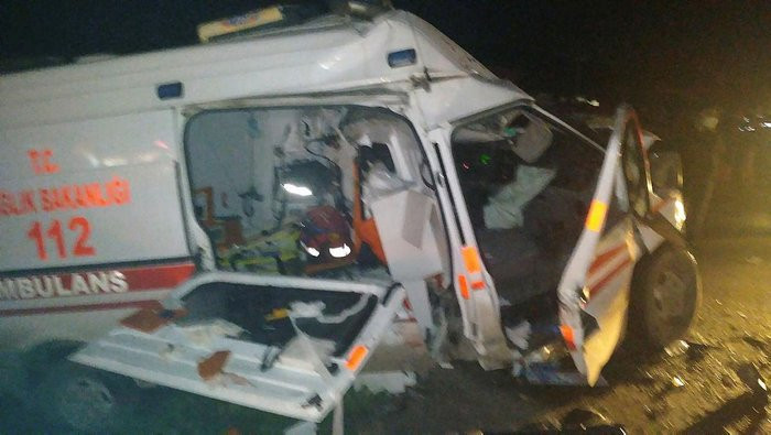 FECİ KAZA!..Kamyon hasta taşıyan ambulansa çarptı 4 ölü 2 yaralı
