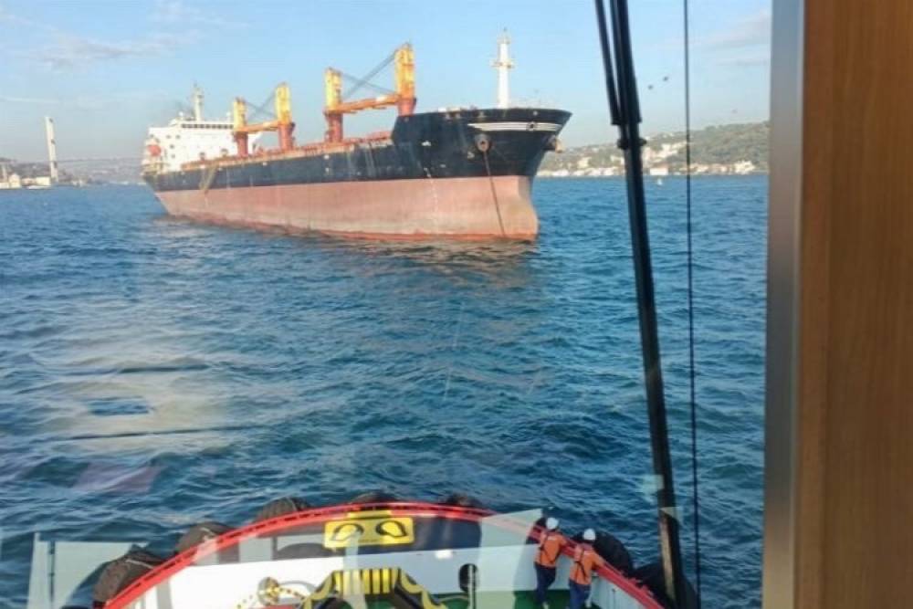 İstanbul'da dümeni kilitlenen gemi boğaz trafiğini askıya aldırdı!