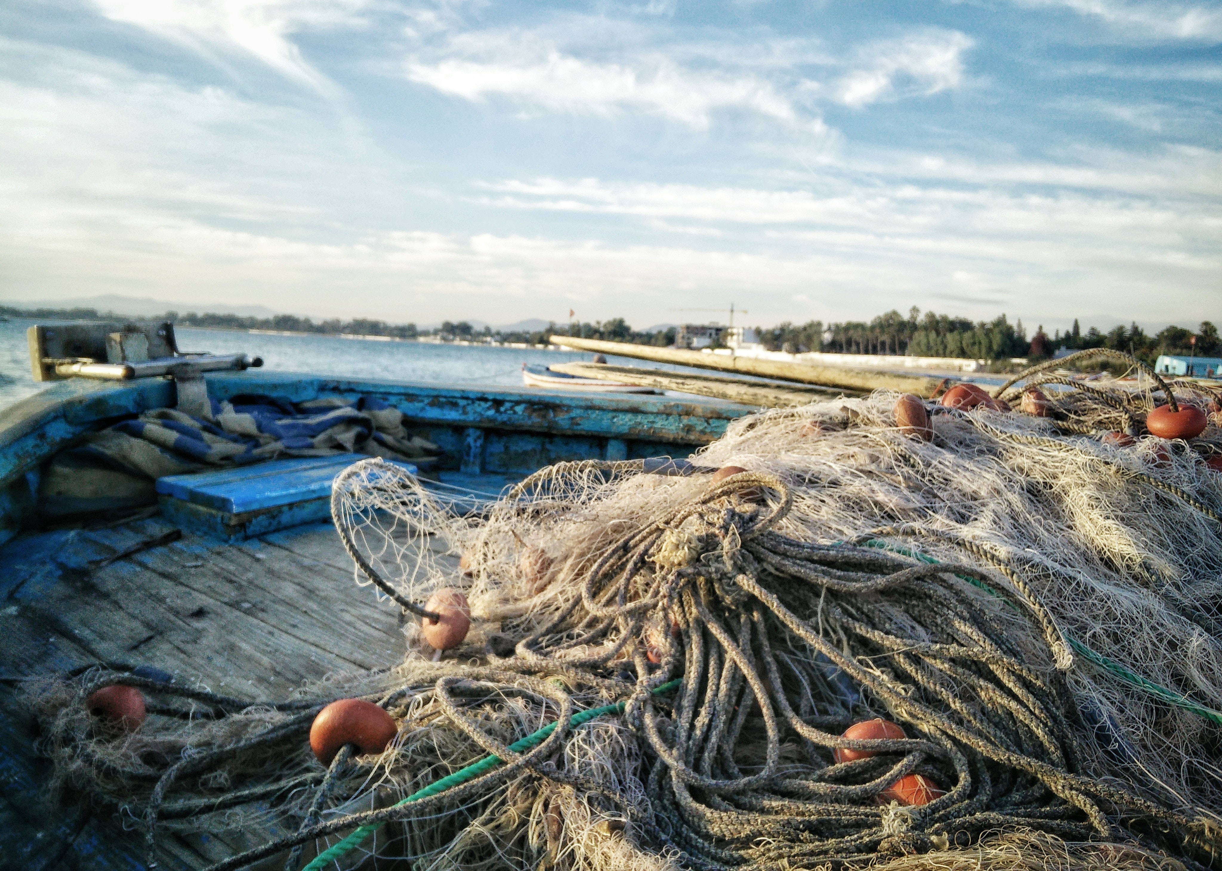 Лов рыбы сетью. Рыбацкая сеть. Сети для рыболовства. Рыболовные сети в море. Ставная сеть рыболовная.