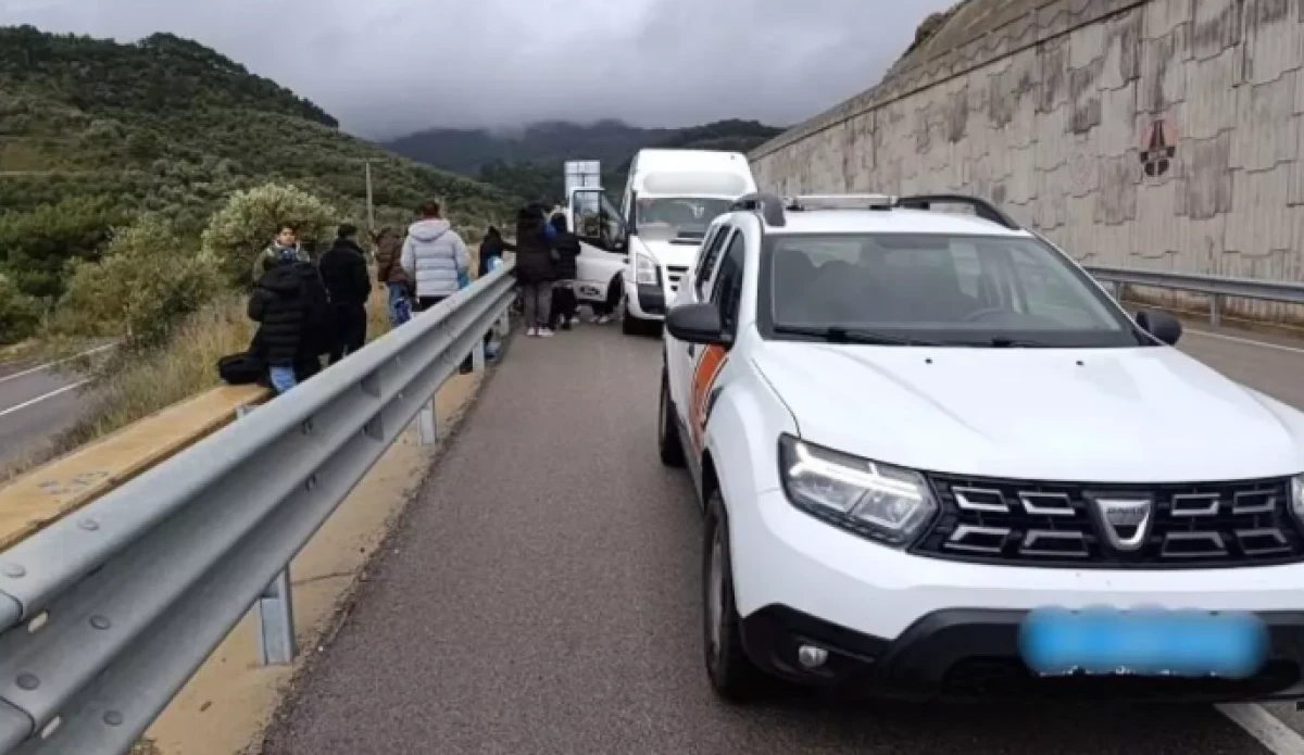 Ayvacık&rsquo;ta 27 Ka&ccedil;ak G&ouml;&ccedil;men Yakalandı, 2 Ş&uuml;pheli G&ouml;zaltında