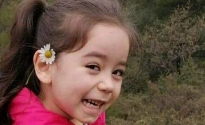Babasının balkondan attığı çekyat başına düşen 4 yaşındaki çocuk hayatını kaybetti