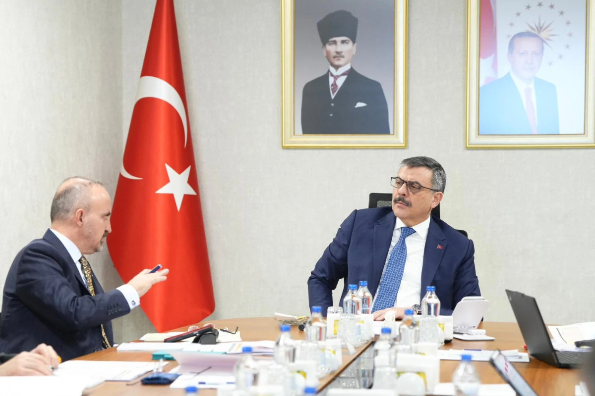 Bakanlıkta Hukuk Zirvesi: S&uuml;re&ccedil;ler Masaya Yatırıldı