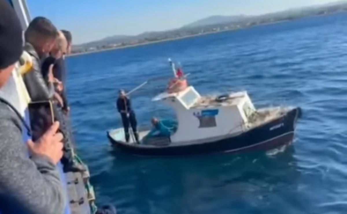 Bozcaada Feribotundan Denize D&uuml;şen Vatandaş Kurtarıldı