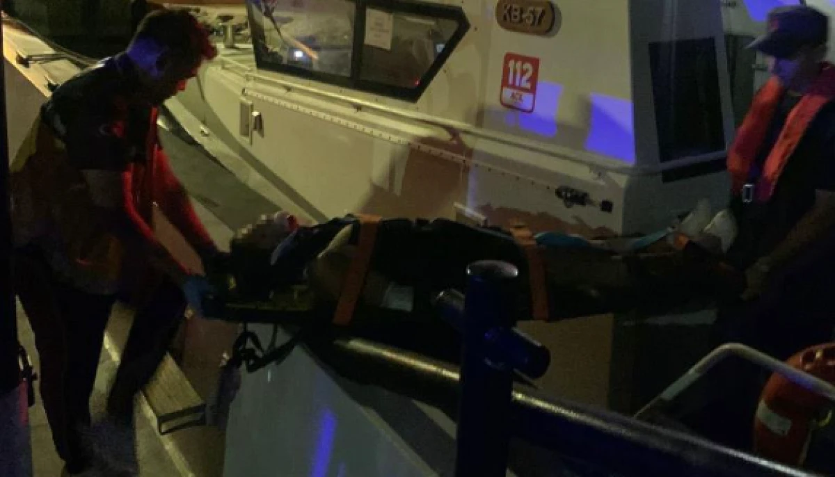 Bozcaada’daki Kazada Yaralanan Genç, Sahil Güvenlik Botuyla Tahliye Edildi