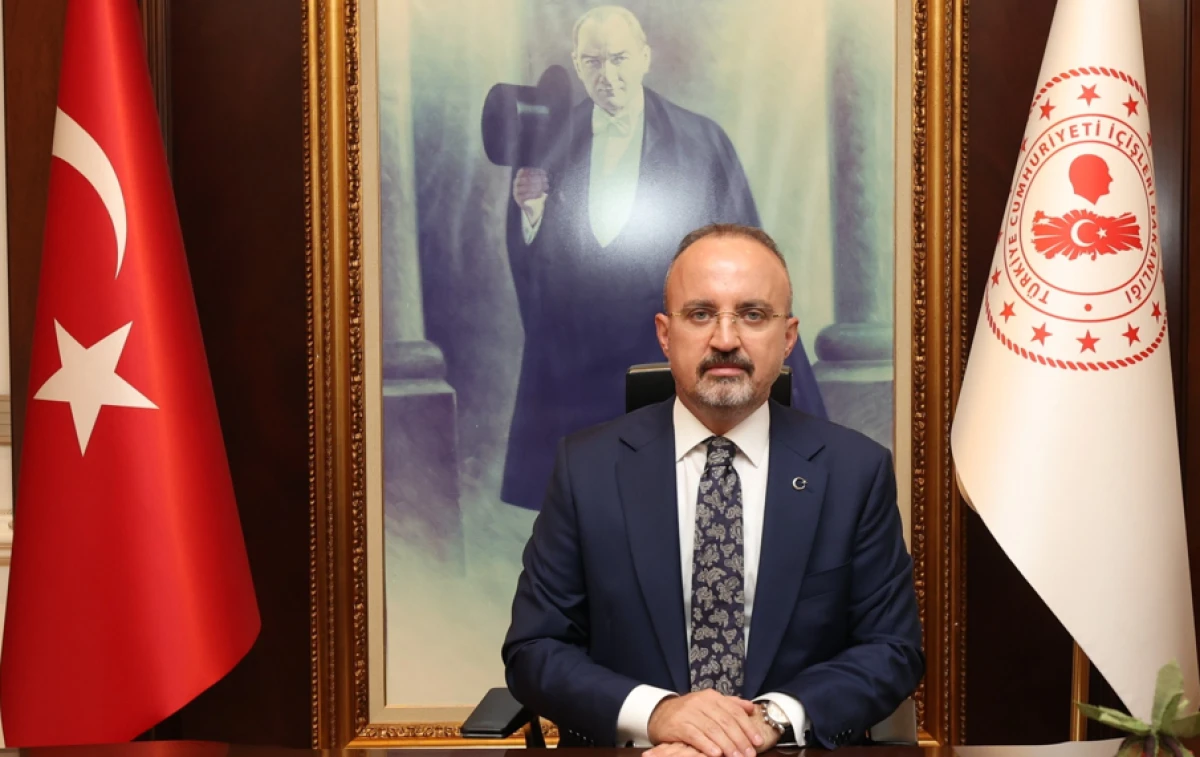 B&uuml;lent Turan: Bu Cumhuriyeti Kan ve G&ouml;zyaşıyla Kurduk