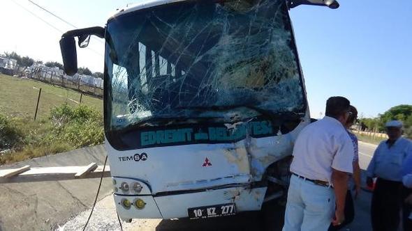 ÇANAKKALE- Çanakkaleʹde şehitlik gezisine gelen iki otobüs çarpıştı 5 yaralı..