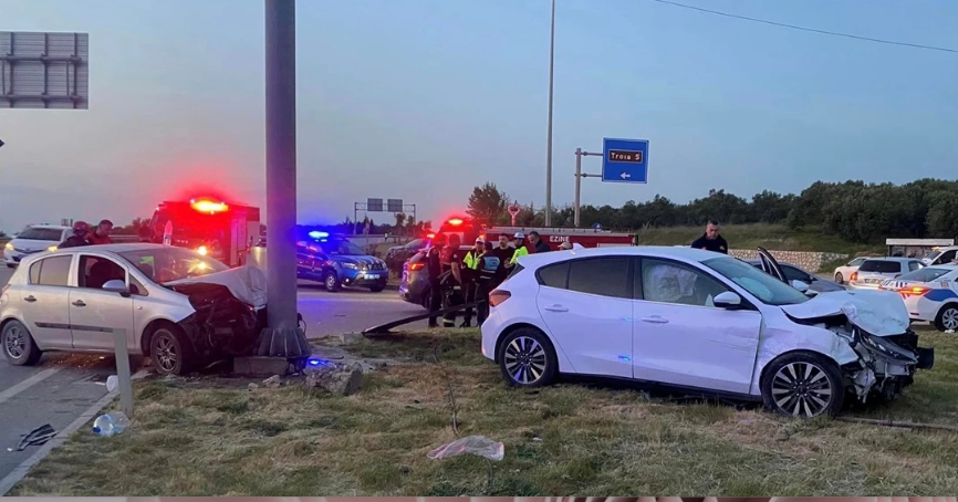 ÇANAKKALE- İki Otomobil çarpıştı 1 ölü 6 yaralı 