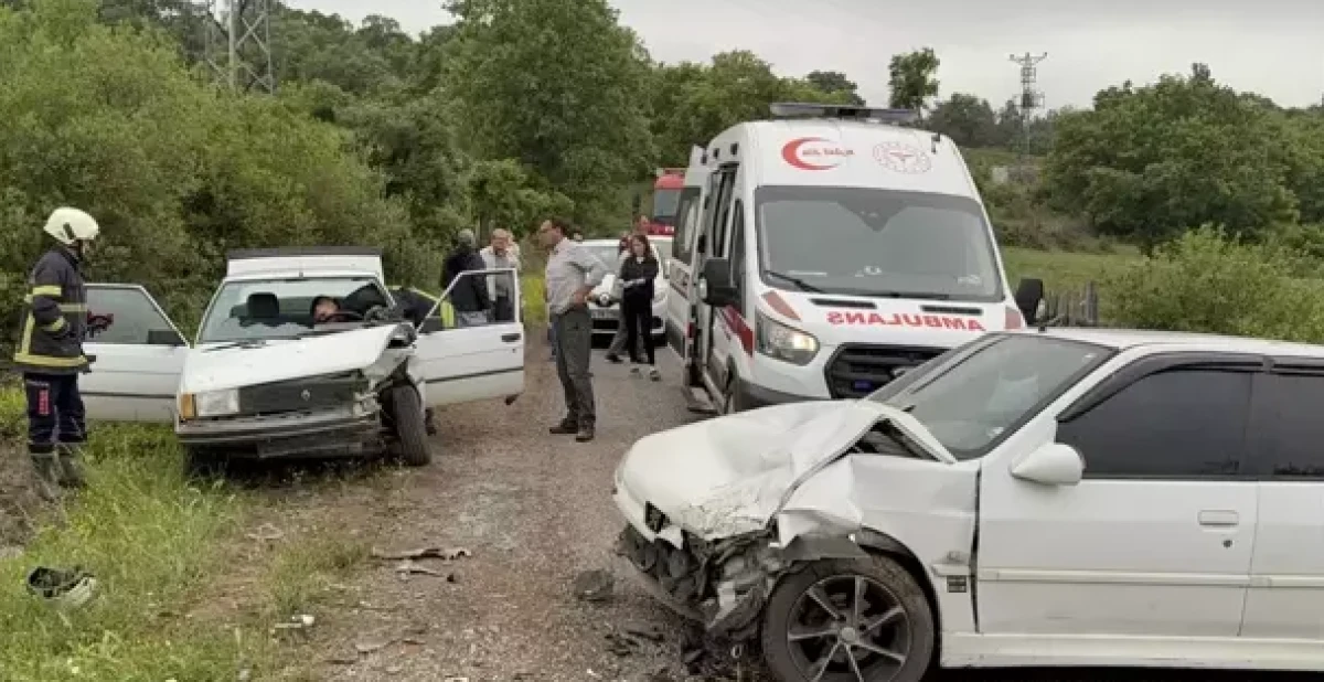 ÇANAKKALE- İki Otomobil kafa kafaya Çarpıştı: 2 Yaralı