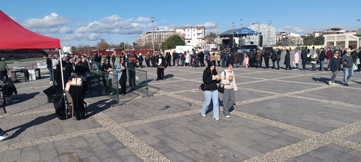 &Ccedil;anakkale&rsquo;de 2. Hamsi Festivali&rsquo;nde 2 Ton Hamsi Vatandaşa Dağıtıldı