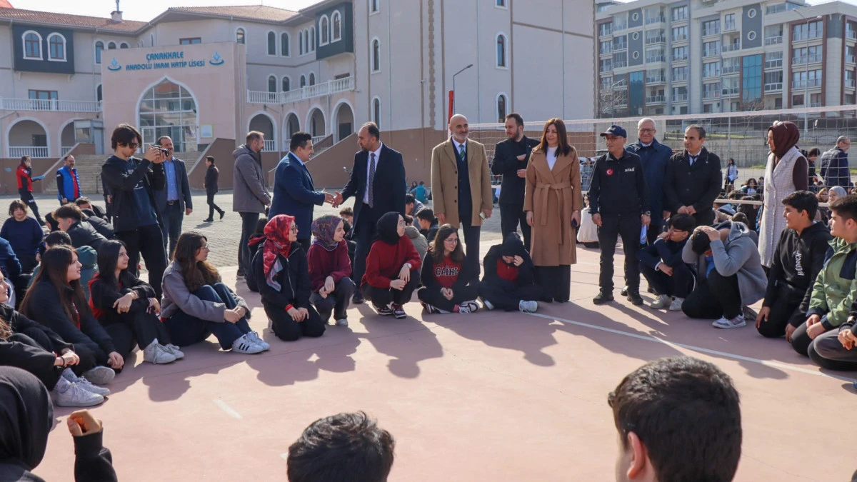 &Ccedil;anakkale&rsquo;de Deprem Haftası: Anadolu İmam Hatip Lisesi&rsquo;nde B&uuml;y&uuml;k Tatbikat