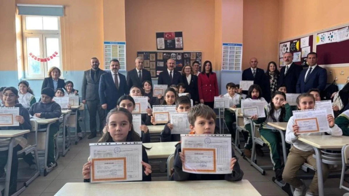 &Ccedil;anakkale&rsquo;de Eğitimde Yarıyıl Molası: 80 Bin &Ouml;ğrenci Karne Aldı