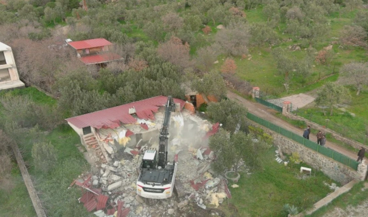 &Ccedil;anakkale'de Ka&ccedil;ak Yapılaşmaya Ge&ccedil;it Yok: 31 Yapı Yıkıldı