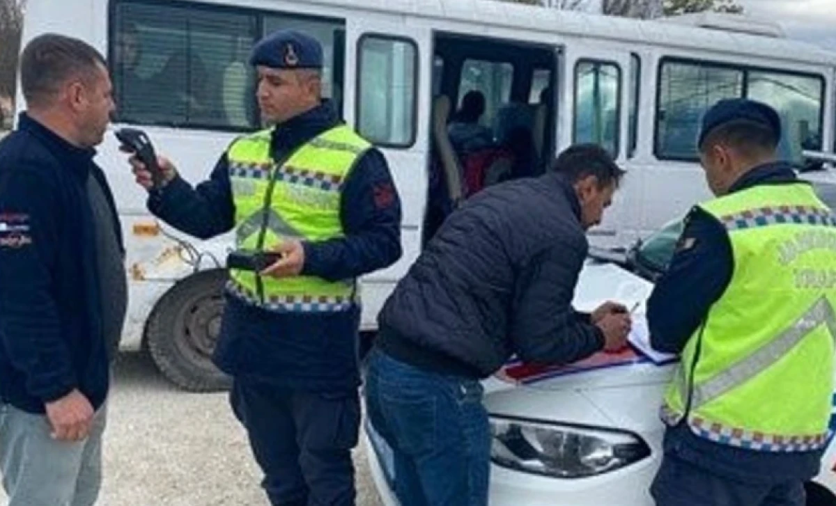 &Ccedil;anakkale&rsquo;de Okul &Ccedil;evrelerinde Jandarmadan &ldquo;Huzur ve G&uuml;ven&rdquo; Denetimi