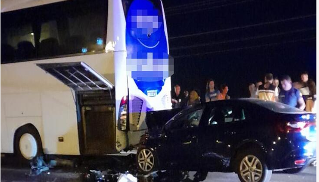 Feci Kaza!.Otobüse Arkadan çarpan otomobilde 2 genç öldü