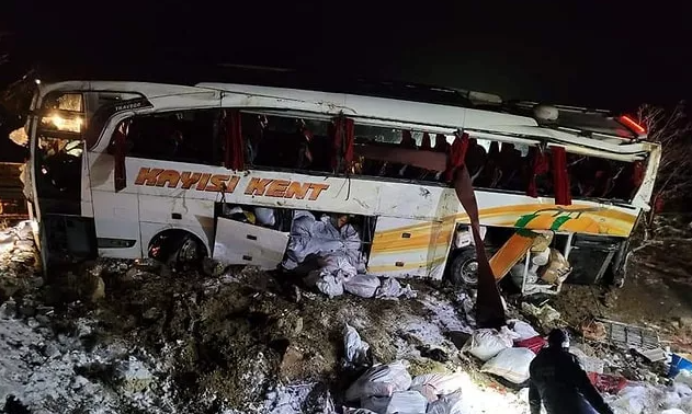 Feci kaza!..Yolcu Otobüsü Şarampole Devrildi: 4 Ölü, 24 Yaralı