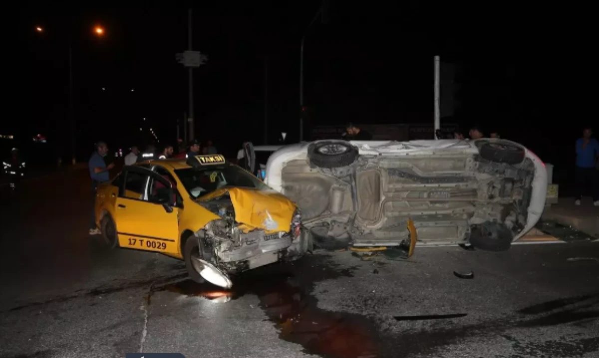Gece Yarısı Kaza: Taksi ve Otomobil Çarpıştı, 8 Yaralı