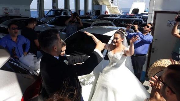 Gelinle Damat Bozcada Feribotunda düğün öncesi kurtlarını döktü( Video)