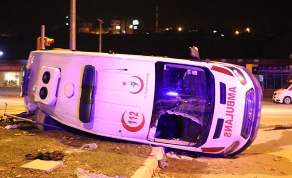 Hasta almaya giden ambulans kaza yaptı:  3'ü sağlıkçı 7 yaralı