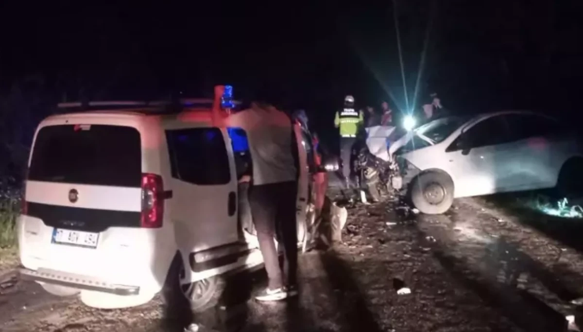 İki otomobil kafa kafaya çarpıştı. 5 yaralı, 1'i ağır