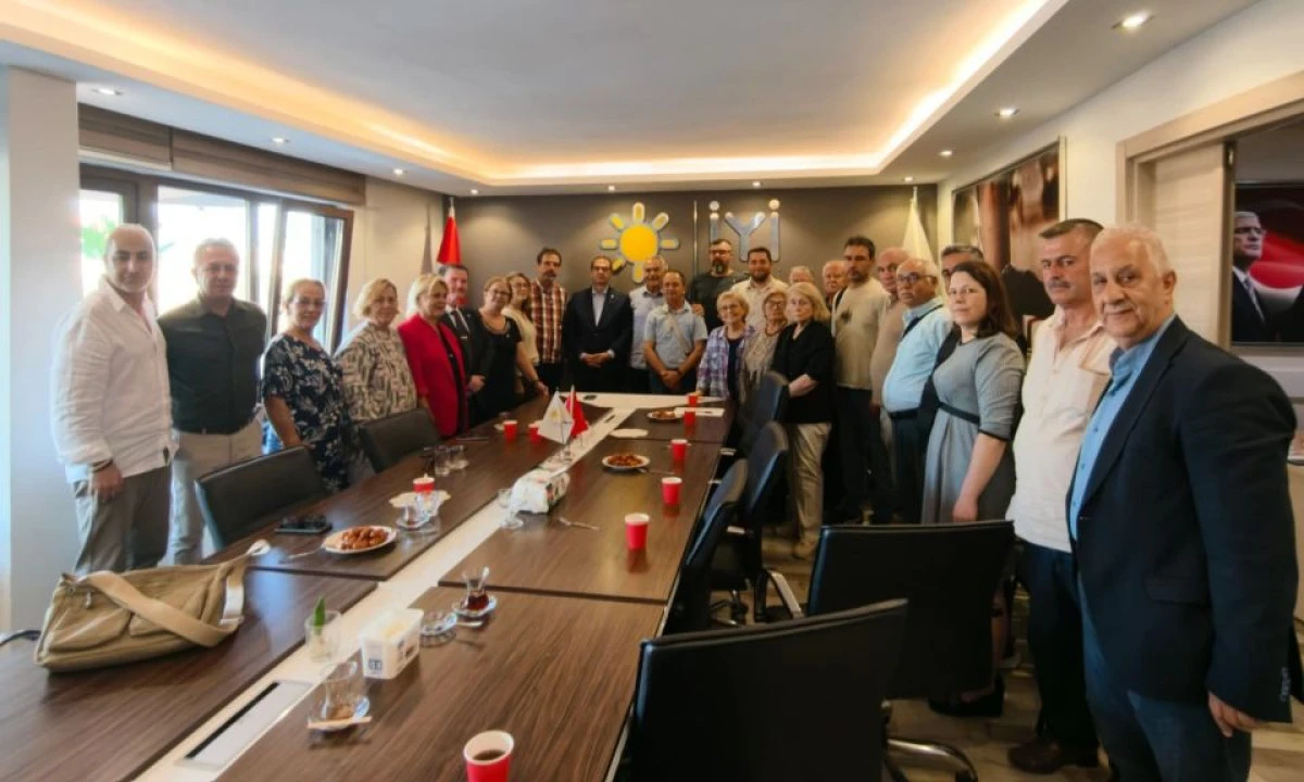 İYİ Parti &Ccedil;anakkale&rsquo;de Yeni Katılımlar: Rozetler Takıldı