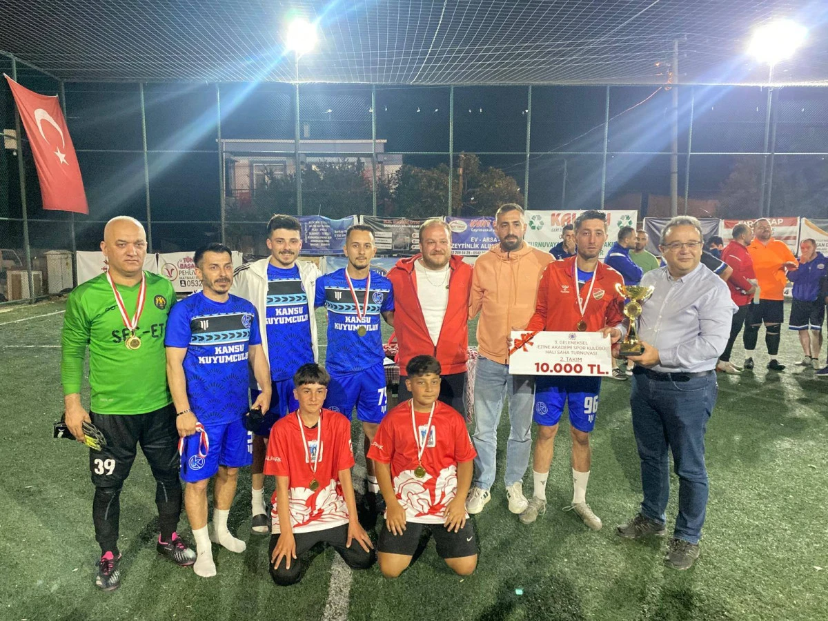 İYİ Parti Ezine İl&ccedil;e Başkanı Erdil Turnuva Finalinde Sporcuları Yalnız Bırakmadı