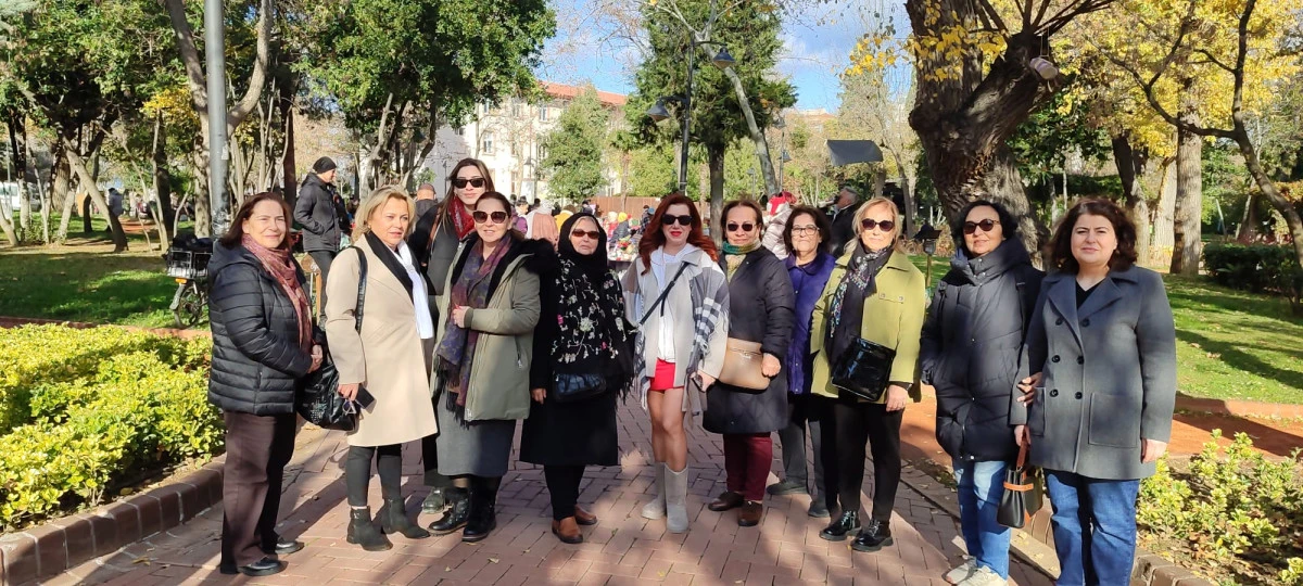 İYİ Partili Kadınlardan El Emeği Yılbaşı Pazarına Ziyaret