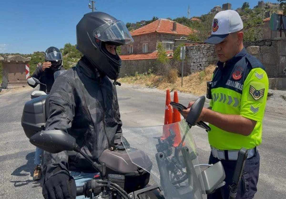 Jandarmadan Motosiklet S&uuml;r&uuml;c&uuml;lerine Sıkı Trafik Denetimi