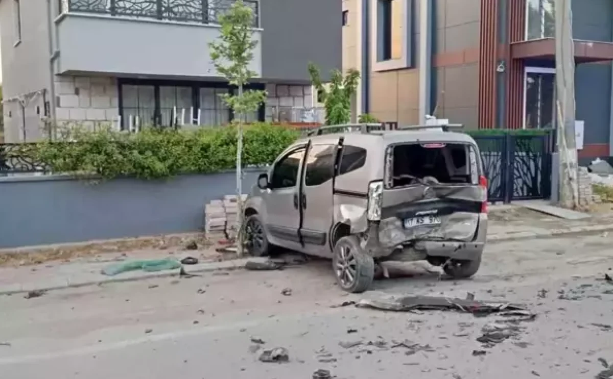 ÇANAKKALE- Kontrolden Çıkan Araç Park Halindeki Otomobillere Çarptı, 2 Yaralı