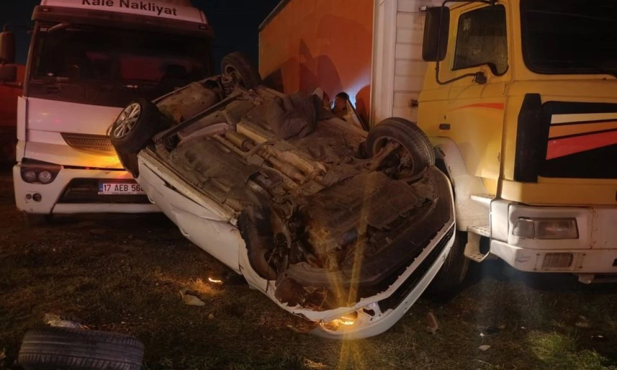 Kontrolden &Ccedil;ıkan Otomobil Takla attı Kamyonlara &ccedil;arparak durdu