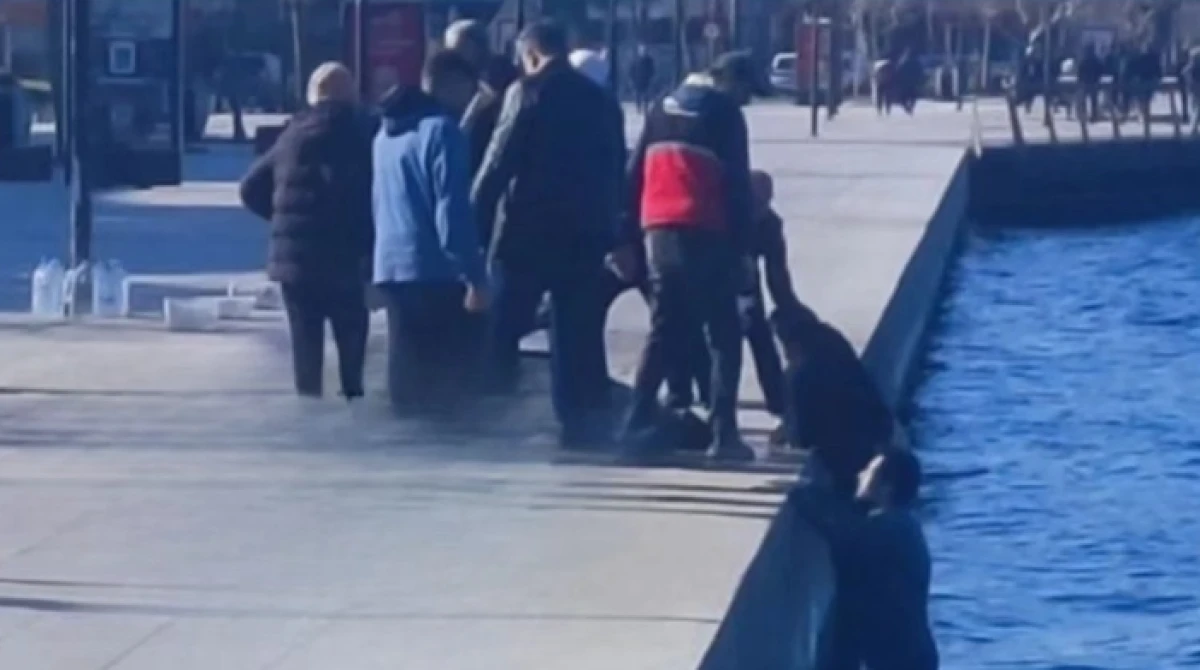 Kordon&rsquo;da Korkutan Anlar: Denize D&uuml;şen Engelli Vatandaşı &Ccedil;evredekiler Kurtardı