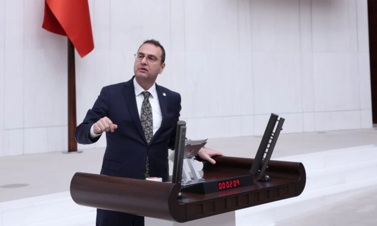 Meclis K&uuml;rs&uuml;s&uuml;nde &Ccedil;anakkale Damgası: Rıdvan Uz Zirvede
