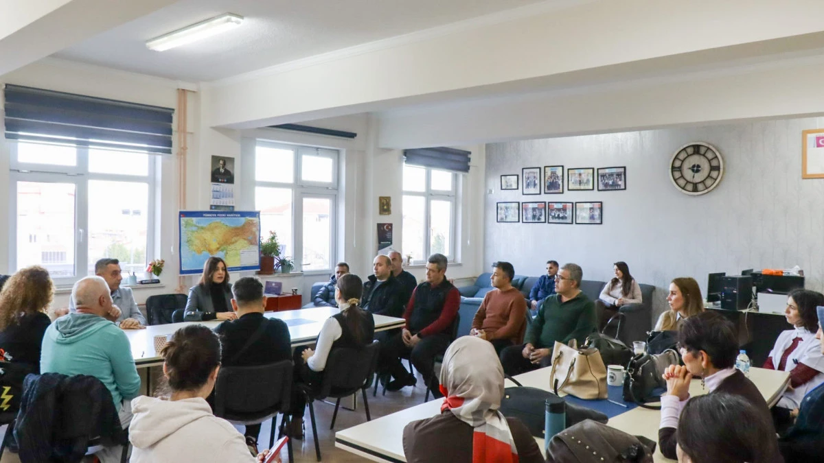 Mine Hayta&rsquo;dan &ldquo;T&uuml;rkiye Selamlaşıyor&rdquo; Etkinliklerine Okul Ziyareti