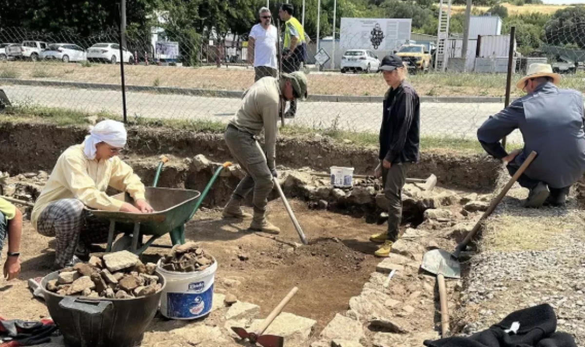 Parion Antik Kenti’nde Agora ve 11. Yüzyıla Ait Mezarlar Ortaya Çıktı