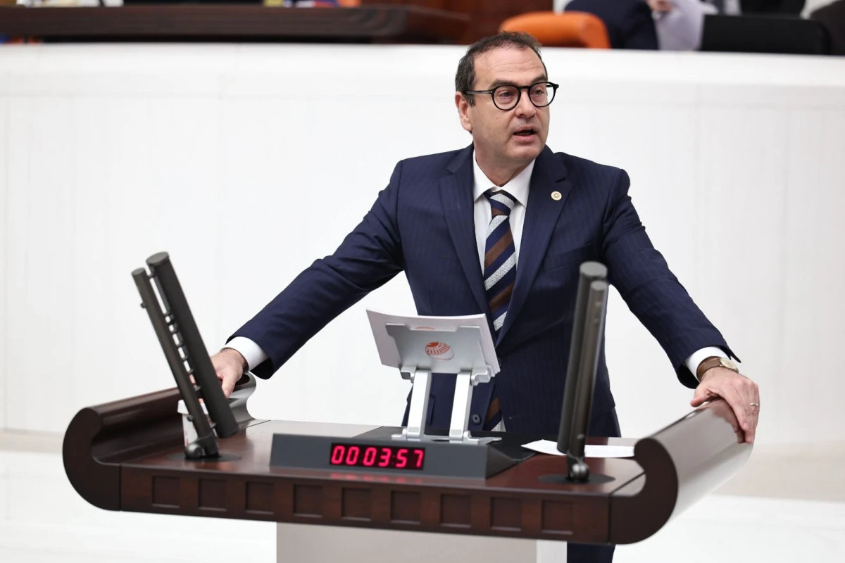 UZ'dan  Tarihi &Ccedil;ıkış: '&Ccedil;akal Hangi Posta B&uuml;r&uuml;n&uuml;rse B&uuml;r&uuml;ns&uuml;n G&ouml;z&uuml;nden Tanırız!'